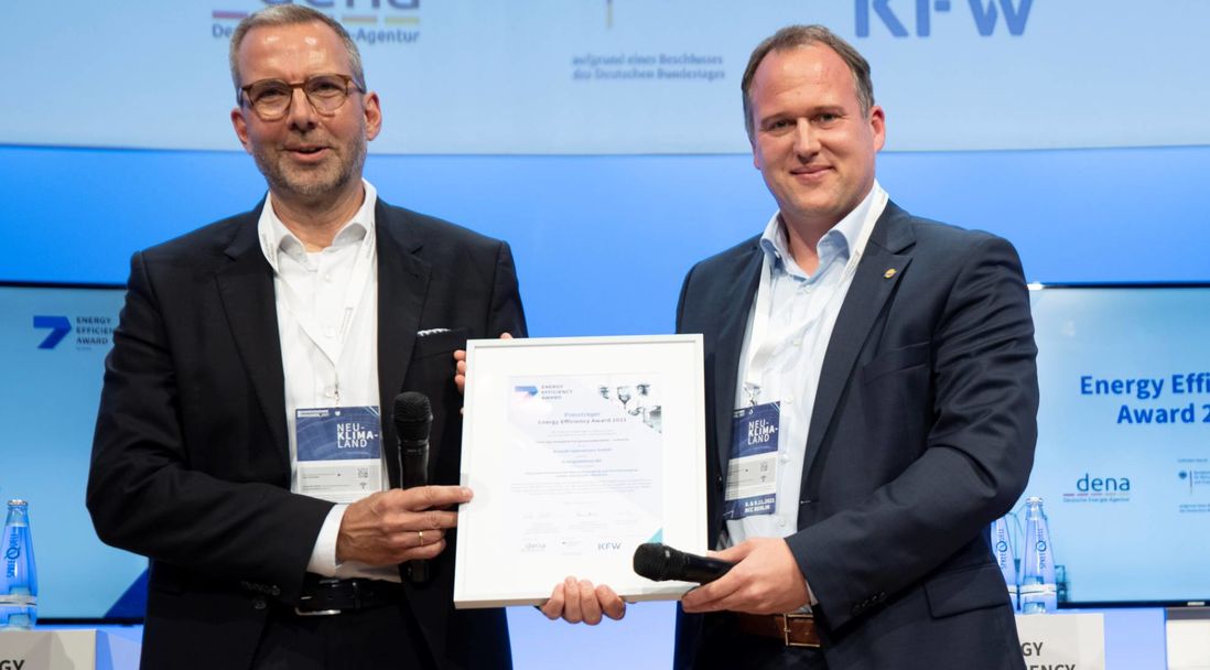 Accepting the "Energy Efficiency Awrad 2021" in the "Think Big!" category: (from left) Dr. Olaf Breuer, site manager of Evonik in Rheinfelden, Dr. Jörg Reichert, managing director of Energiedienst Holding AG.
Photo: German Energy Agency GmbH
 