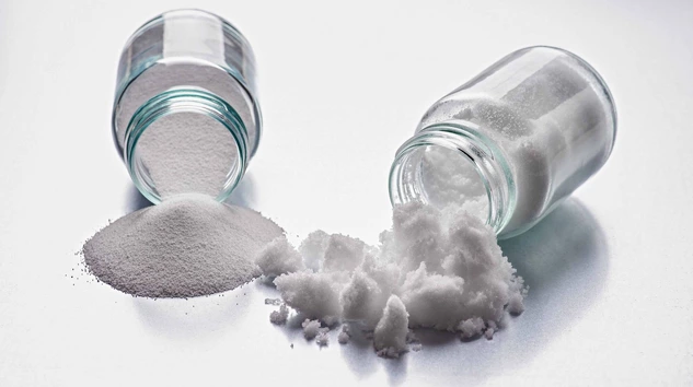 Left: with anti caking agent silica