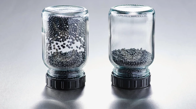 Right: With AEROXIDE® - no electrostatically charging.